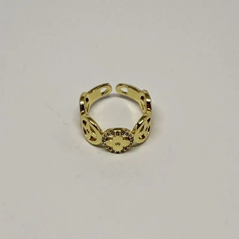 Anel dourado aberto com medalhão floral e detalhes vazados — ref. ANQ0060A