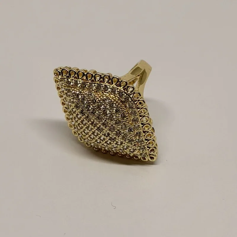 Anel dourado em formato navete cravejado de cristais champanhe — ref. ANQ0146A