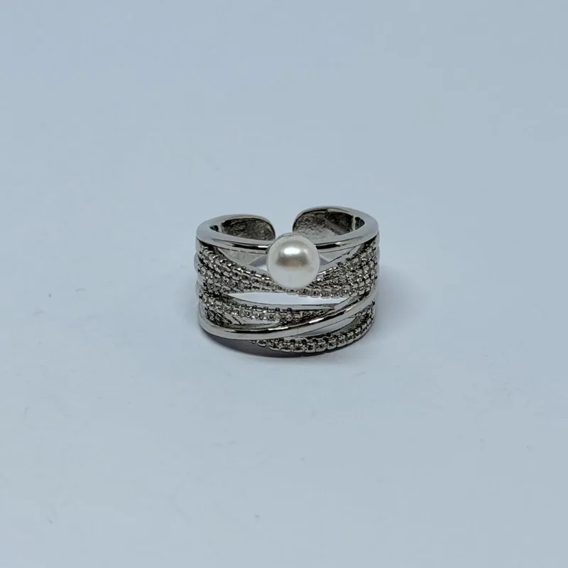 Anel prateado de aros cruzados cravejados com pérola ao centro — ref. ANQ0033A