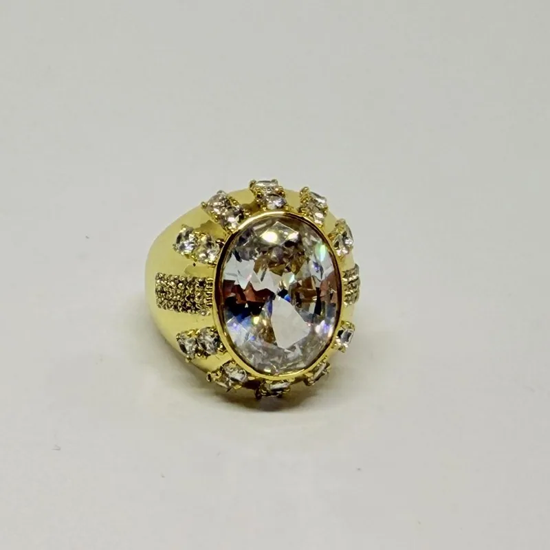 Anel dourado com cristal oval grande e cristais menores ao redor — ref. ANQ0014A