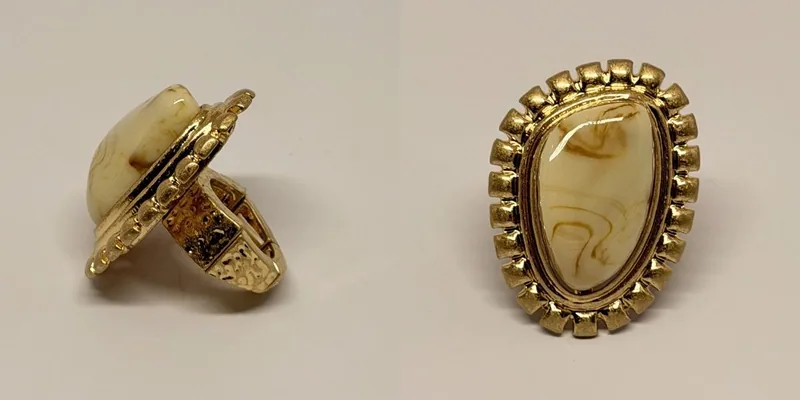 Anel dourado com medalha e relevo detalhado — ref. ANL0071A