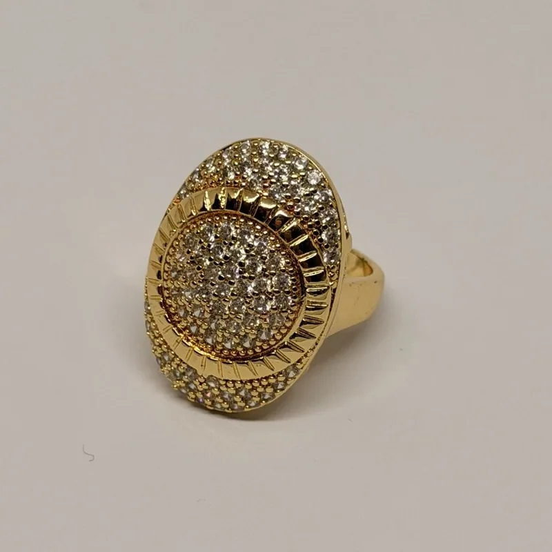 Anel dourado com medalhão oval cravejado de cristais e moldura em relevo — ref. ANQ0150A