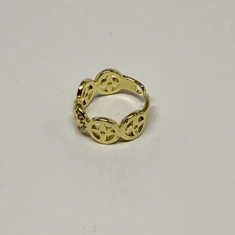 Anel dourado com medalhões florais vazados ao redor do aro — ref. ANQ0059A