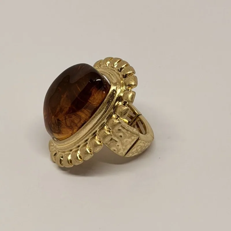 Anel dourado com pedra âmbar e aro texturizado — ref. ANQ0114A