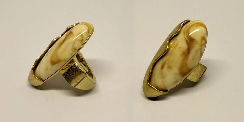 Anel dourado com pedra âmbar e moldura solar — ref. ANL0055A