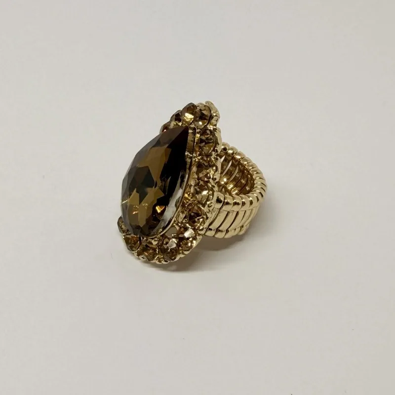 Anel dourado com pedra âmbar navete e contorno de cristais — ref. ANQ0074A