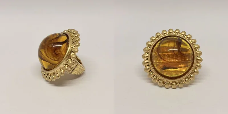 Anel dourado com pedra âmbar oval e moldura de esferas — ref. ANL0133A