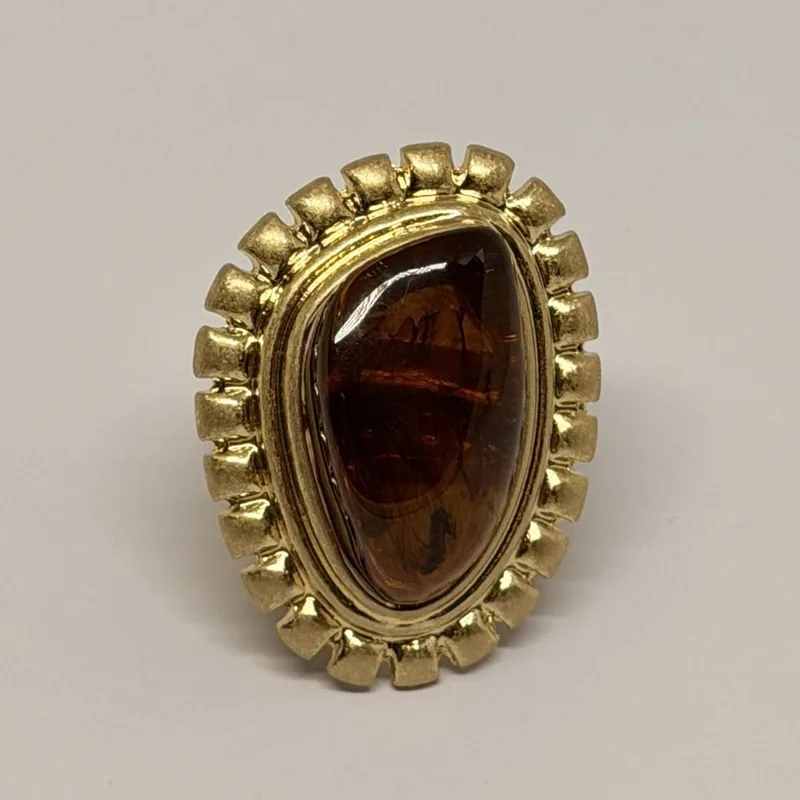 Anel dourado com pedra âmbar oval e moldura de esferas — ref. ANQ0113A