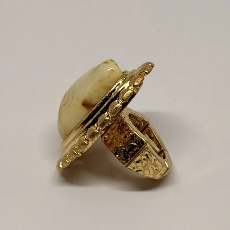Anel dourado com pedra clara marmorizada e aro texturizado — ref. ANQ0112A