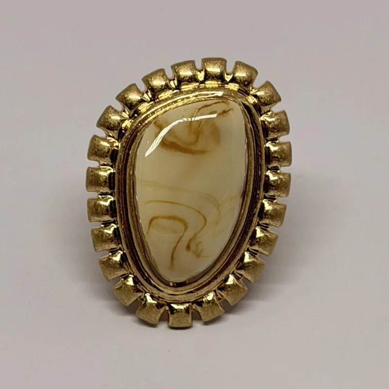 Anel dourado com pedra clara marmorizada oval e moldura de esferas — ref. ANQ0111A