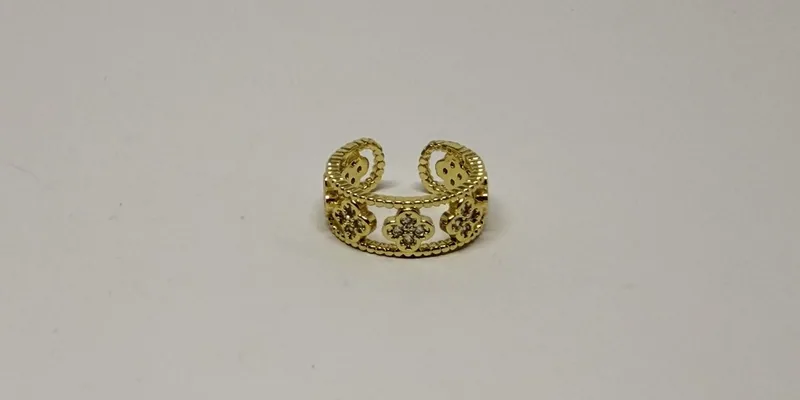 Anel dourado aberto com filigrana e cristais aplicados — ref. ANL0016A