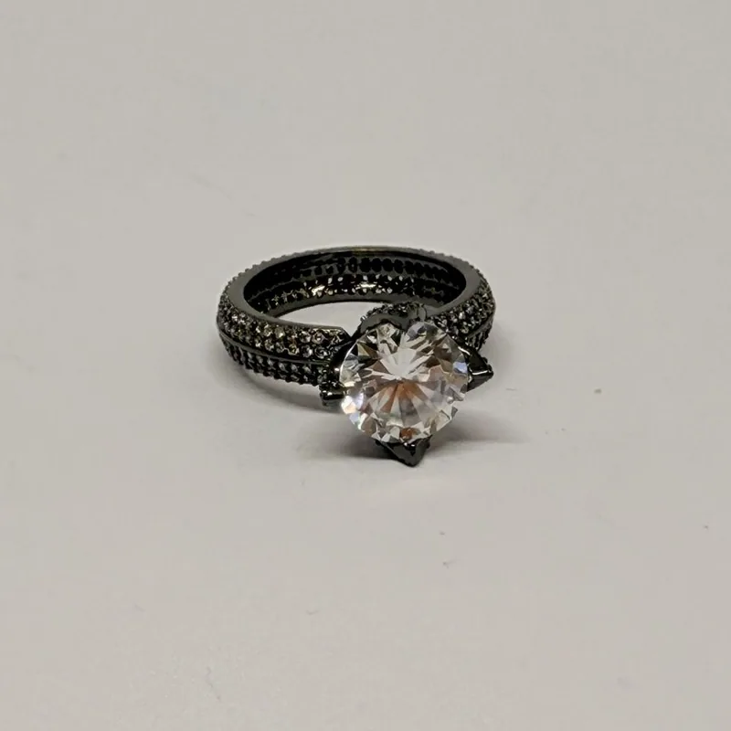 Anel escuro de aro duplo cravejado com cristal redondo solitário — ref. ANQ0011A