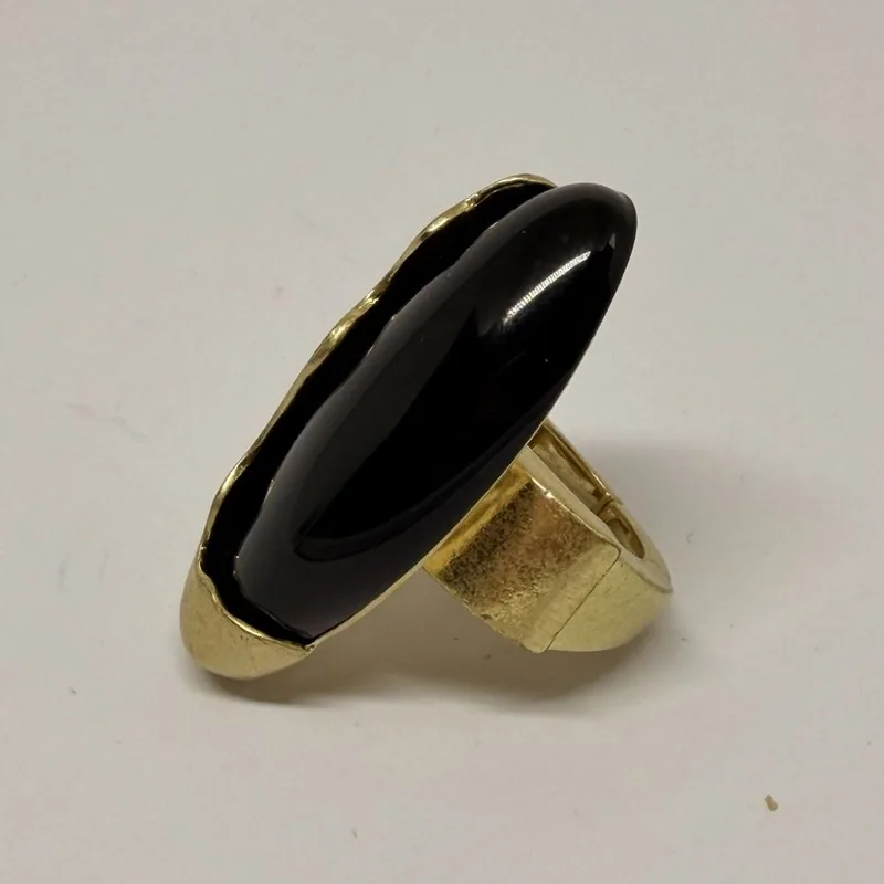 Anel dourado com pedra preta oval alongada — ref. ANQ0078A