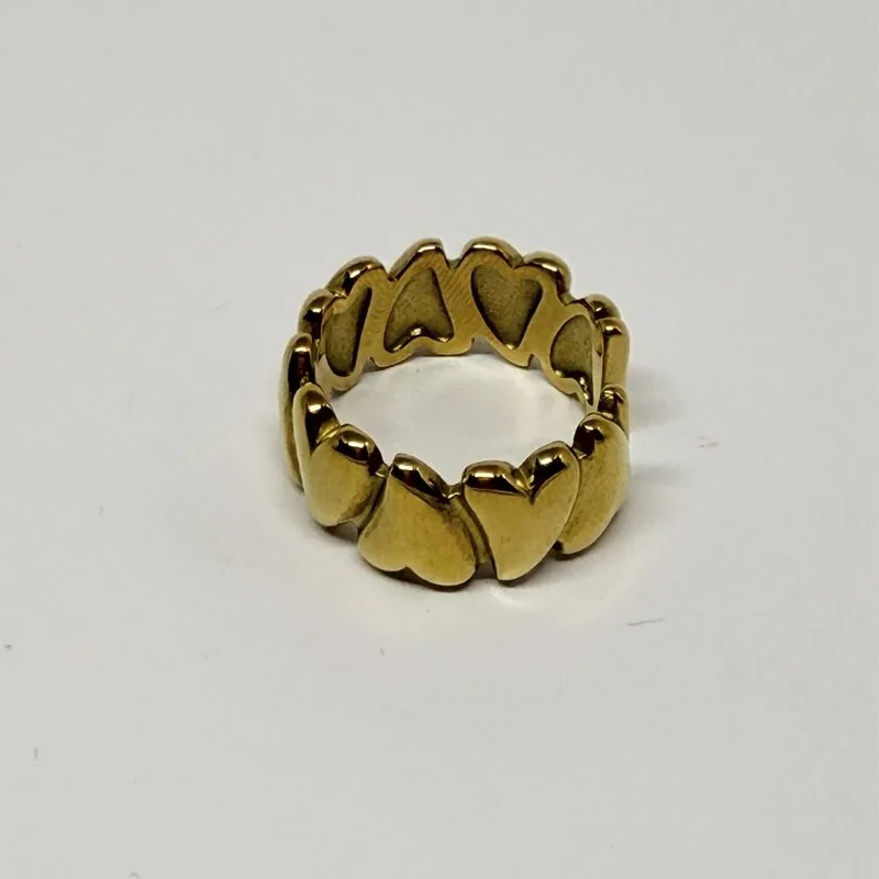 Anel dourado largo com corações em relevo ao redor do aro — ref. ANQ0055A
