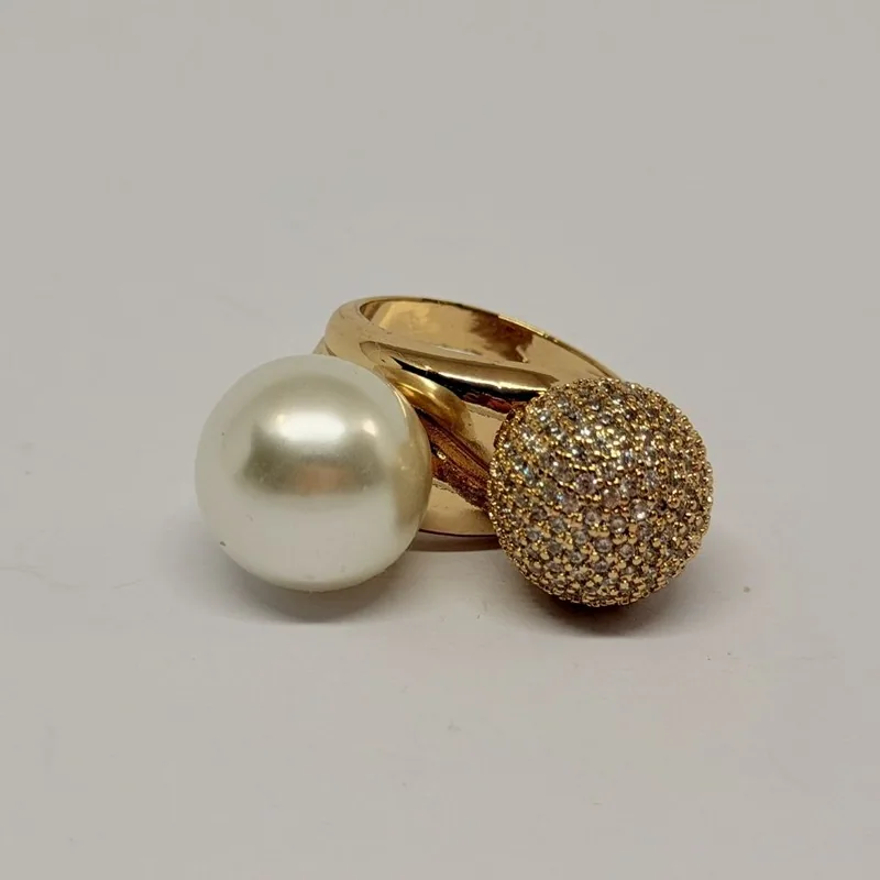 Anel dourado com pérola grande e cúpula cravejada lado a lado — ref. ANQ0019A