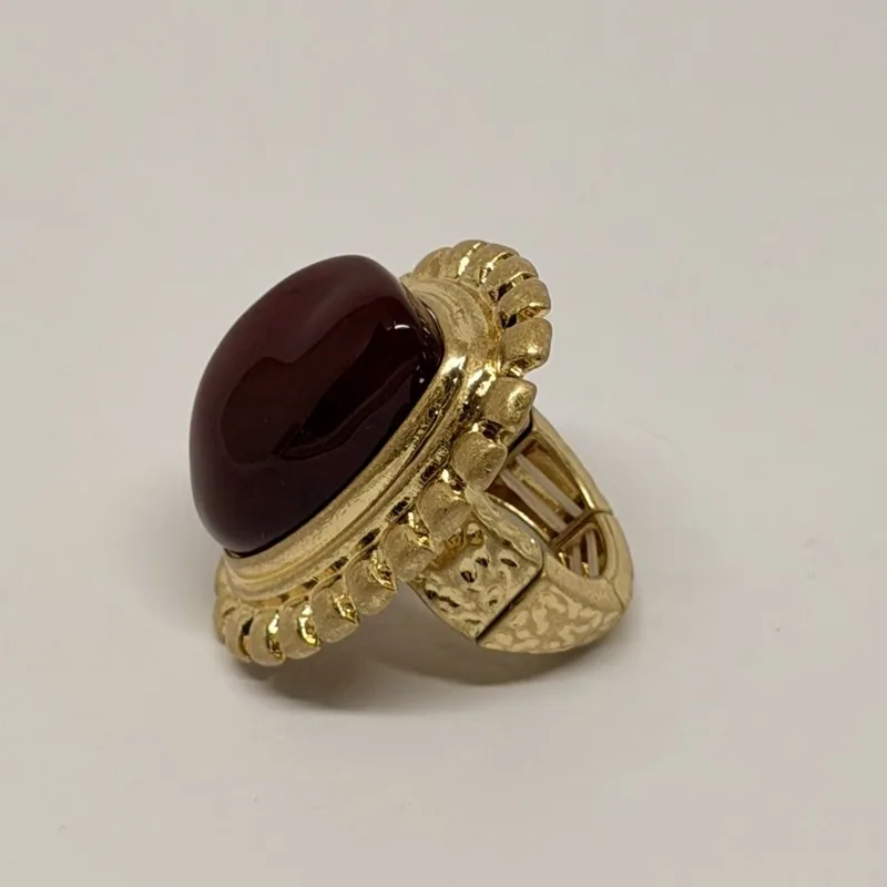 Anel dourado com pedra vermelha e aro texturizado — ref. ANQ0116A