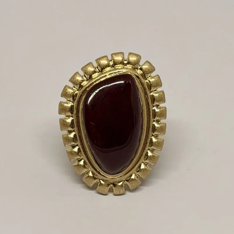 Anel dourado com pedra vermelha oval e moldura de esferas — ref. ANQ0115A