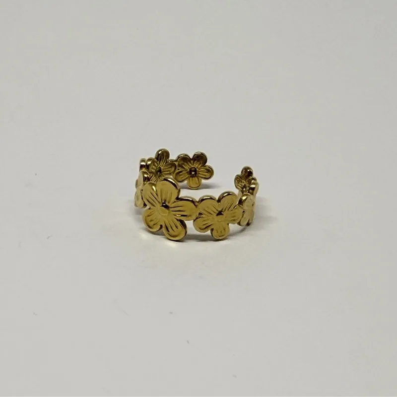 Anel dourado aberto com flores em relevo ao redor do aro — ref. ANQ0040A