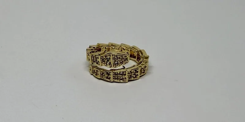 Anel dourado com elos cravejados e aro duplo — ref. ANL0008A