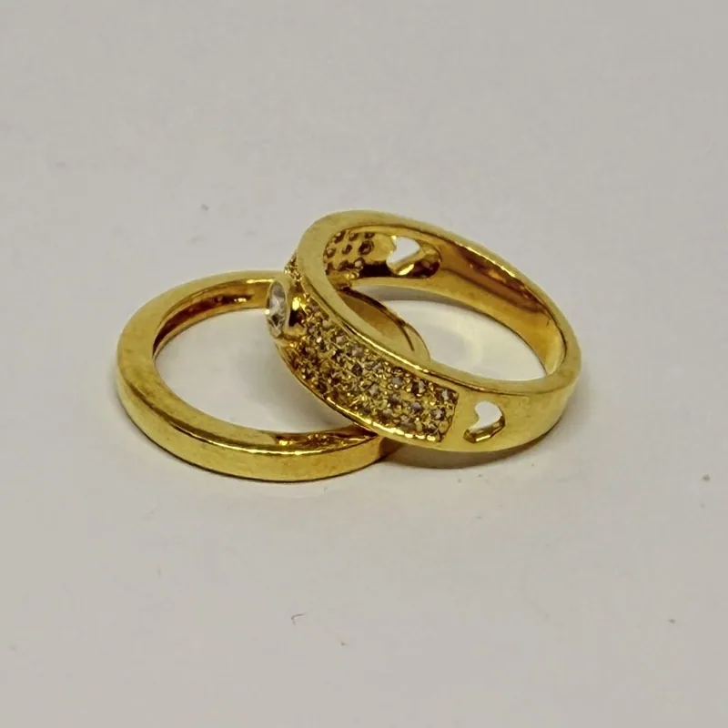 Anel dourado com pérola central e base trabalhada