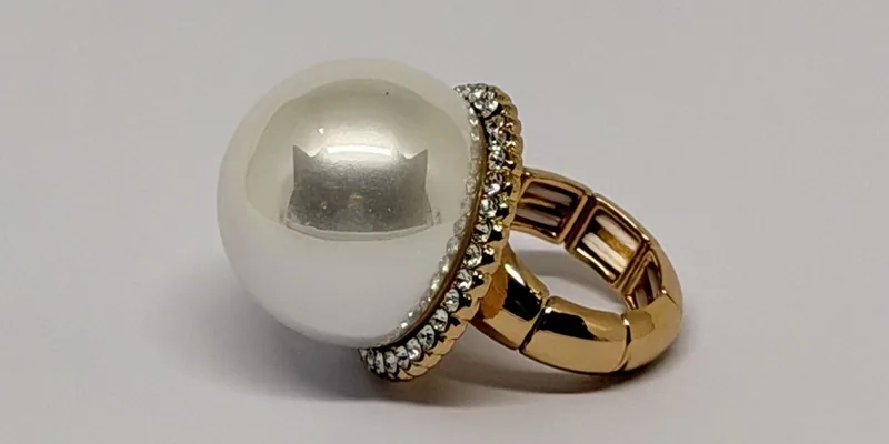 Anel dourado com pérola grande central e aro cravejado de cristais — ref. ANL0107A