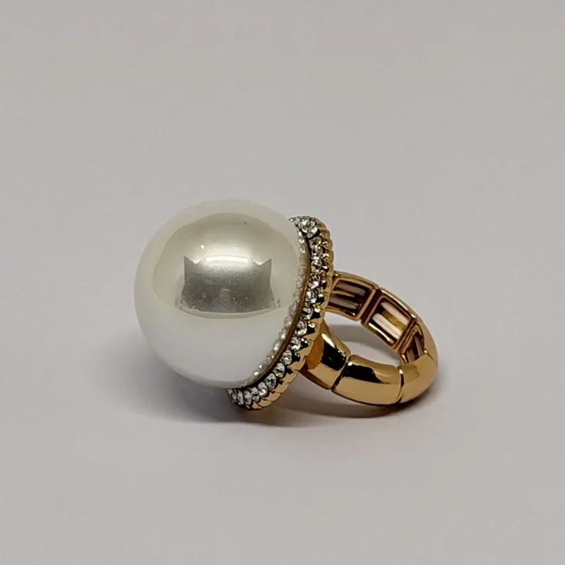 Anel dourado com pérola grande central e aro cravejado de cristais — ref. ANQ0186A