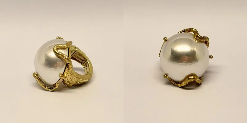 Anel dourado com pérola grande em garras orgânicas — ref. ANL0127A