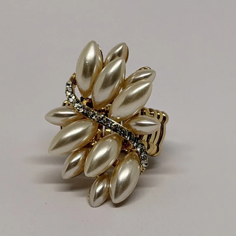 Anel dourado com pérolas alongadas em leque e faixa cravejada — ref. ANQ0172A