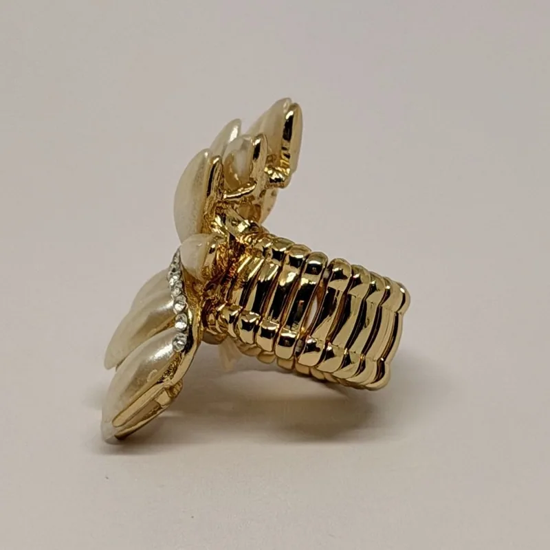 Anel dourado com pérolas alongadas em leque sobre aro em malha articulada — ref. ANQ0173A