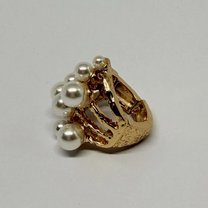 Anel dourado com pérolas sobre aro largo vazado e texturizado — ref. ANQ0100A
