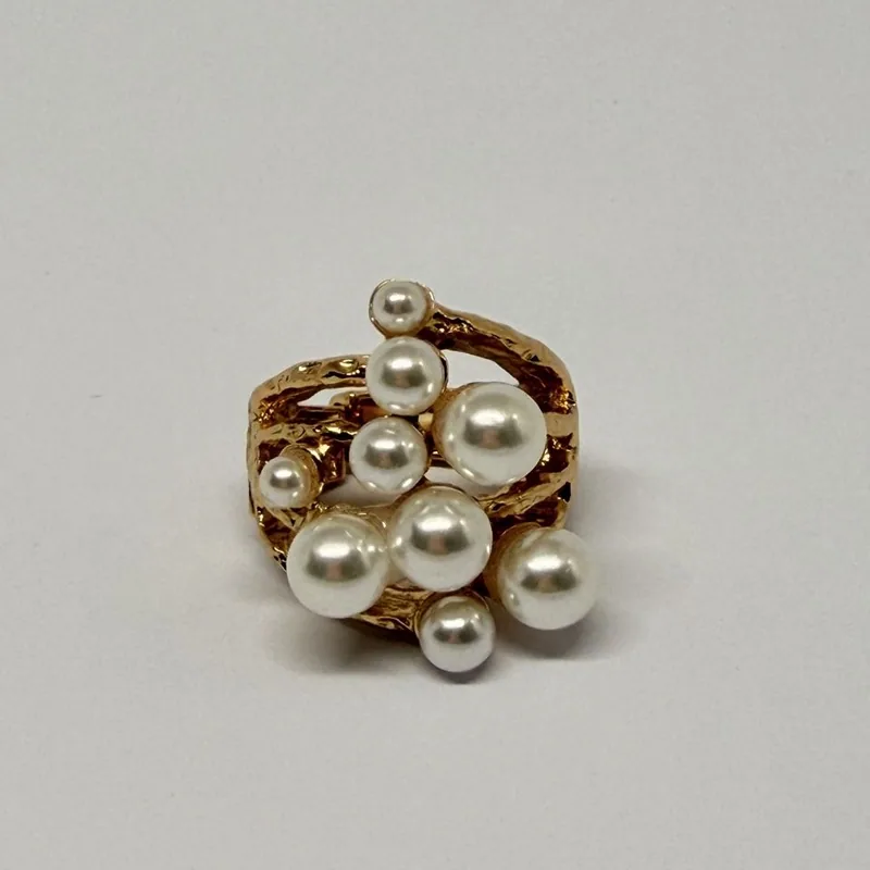 Anel dourado com pérolas de tamanhos variados sobre aro vazado — ref. ANQ0099A