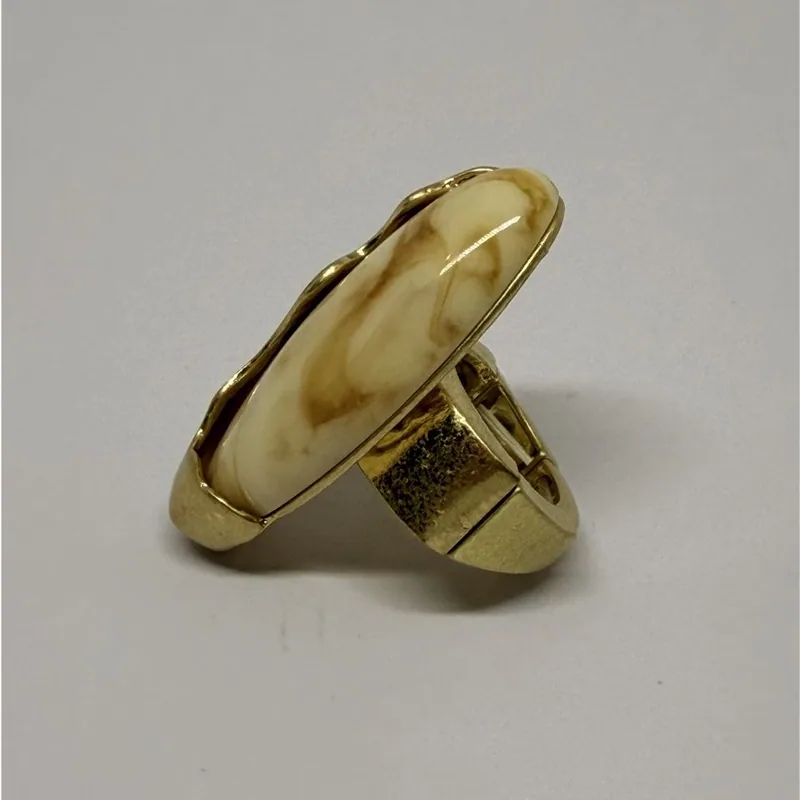 Anel dourado com placa oval em resina marmorizada bege — ref. ANQ0080A