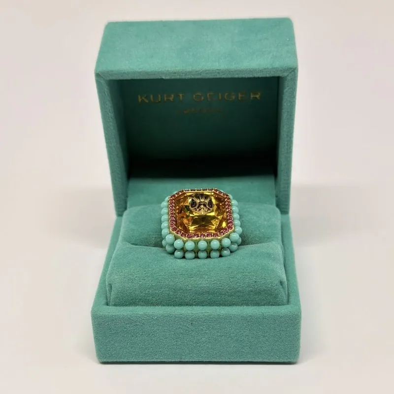 Anel dourado quadrado com cristal âmbar e contorno de contas turquesa — ref. ANQ0125A