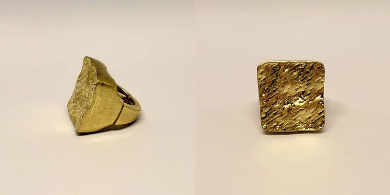 Anel dourado quadrado com superfície martelada irregular — ref. ANL0126A