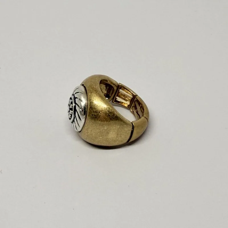Anel dourado tipo sinete com medalhão prateado gravado e aro elástico — ref. ANQ0082A