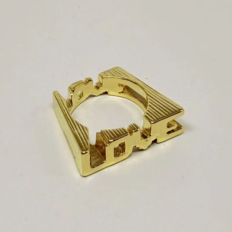 Anel dourado vazado com a palavra Love em relevo — ref. ANQ0012A