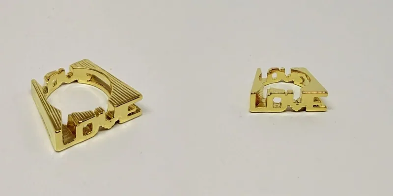 Anel dourado vazado com a palavra Love em letras estriadas — ref. ANL0035A