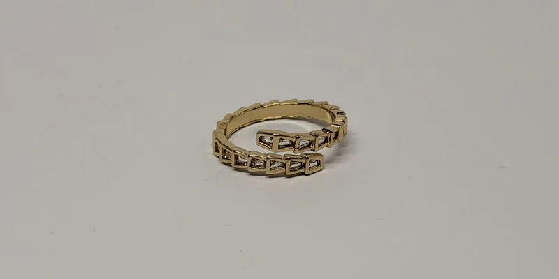 Anel dourado aberto com padrão grego cravejado — ref. ANL0006A