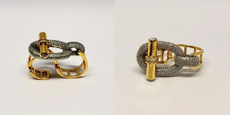 Anel duplo com aros entrelaçados em prateado e dourado e barra central — ref. ANL0140A