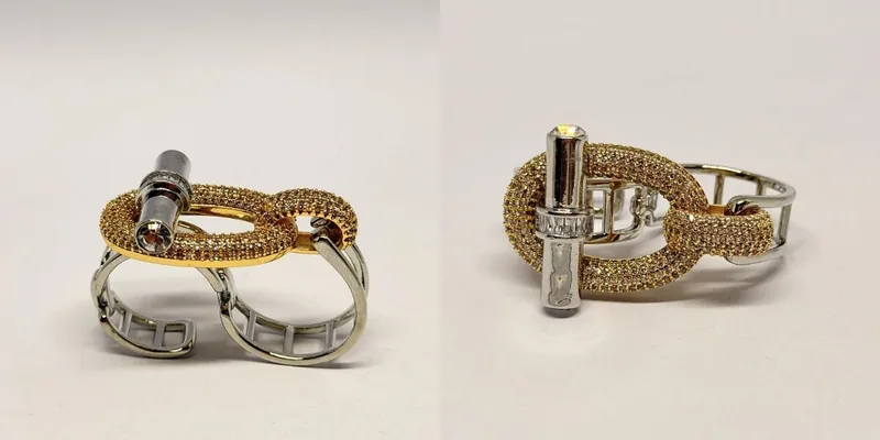 Anel duplo com aros entrelaçados texturizados e barra central — ref. ANL0141A