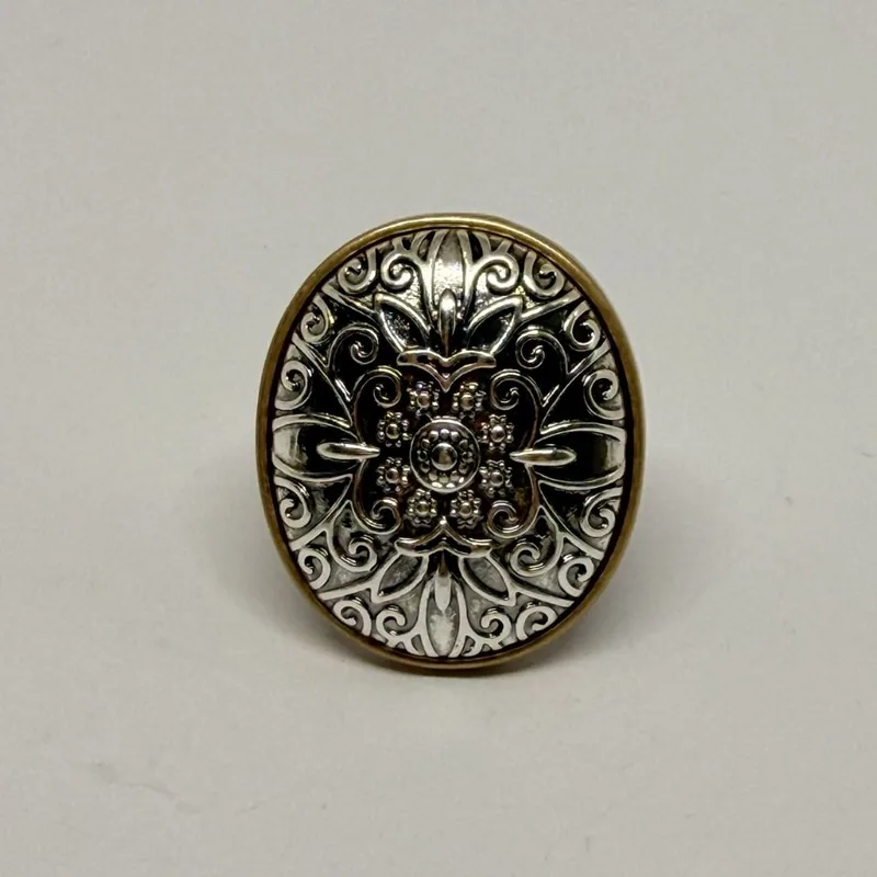 Anel com medalhão oval prateado de arabescos em relevo e moldura dourada — ref. ANQ0085A