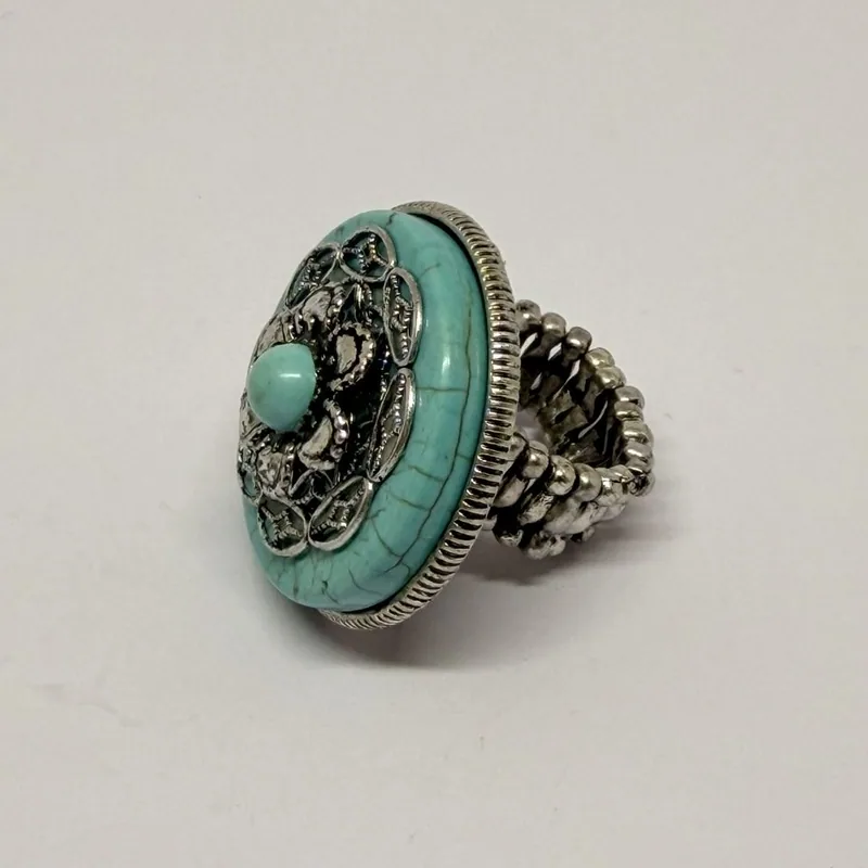 Anel com medalhão turquesa e filigrana prateada, sobre aro elástico em malha — ref. ANQ0088A
