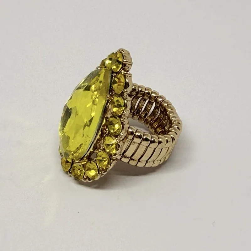 Anel com pedra amarela em formato de gota e contorno de cristais — ref. ANQ0076A