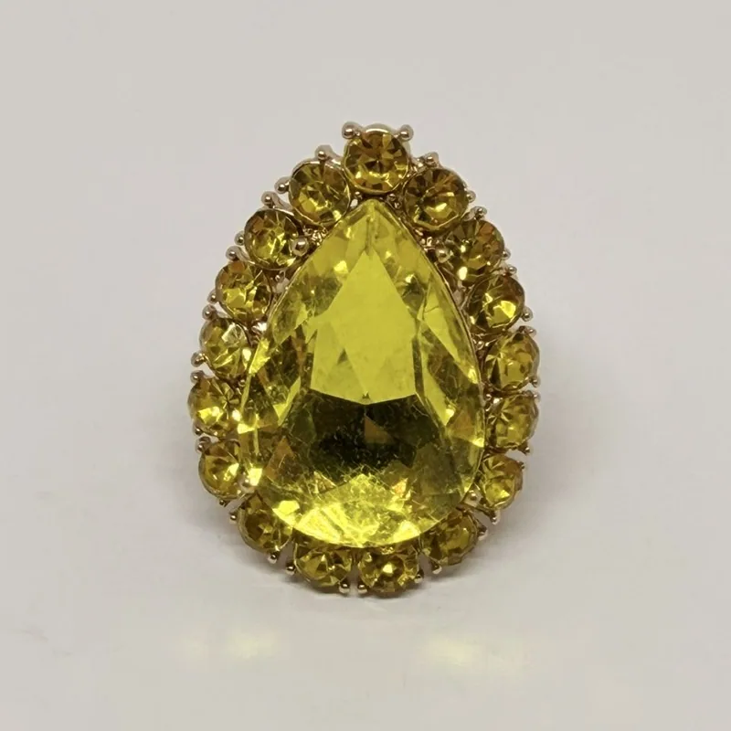 Anel com pedra amarela grande em formato de gota e moldura de cristais — ref. ANQ0075A