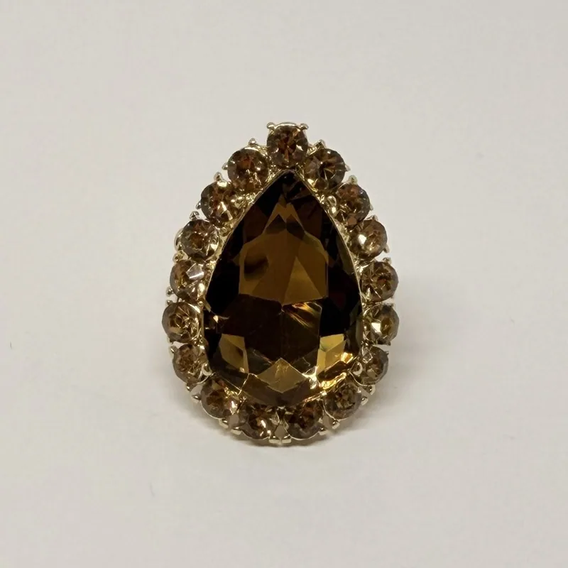 Anel com pedra âmbar em formato de gota e moldura de cristais champanhe — ref. ANQ0073A