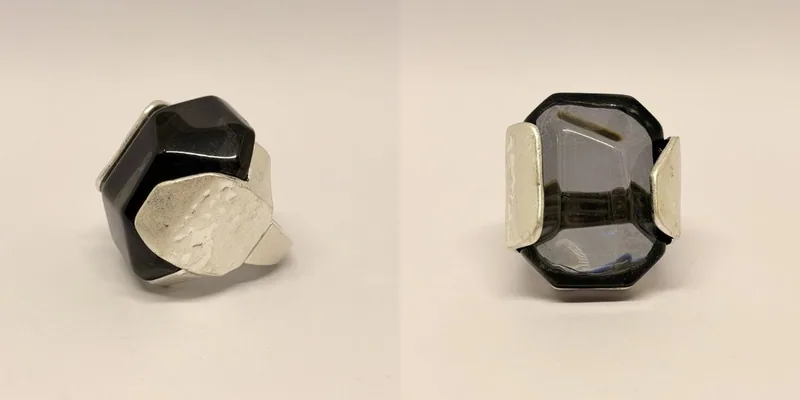 Anel com pedra escura facetada de contorno irregular — ref. ANL0128A