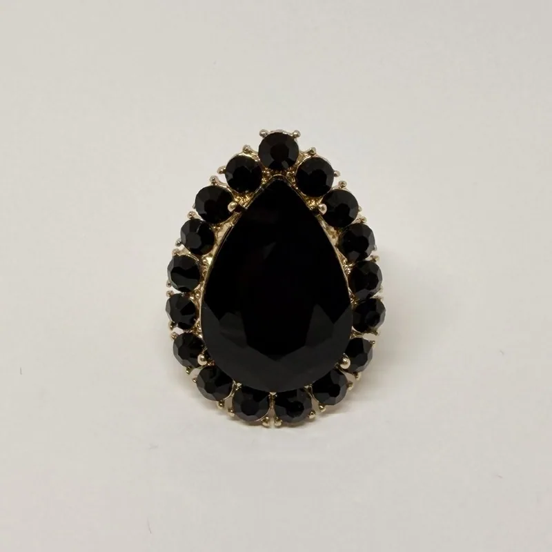 Anel com pedra preta grande em formato de gota e moldura de cristais escuros — ref. ANQ0072A