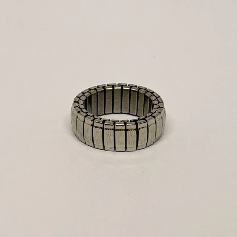 Anel prateado de aro estreito em malha articulada, com placas verticais miúdas — ref. ANQ0159A