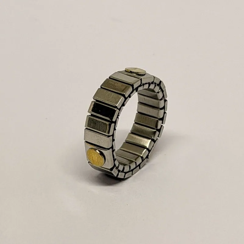 Anel prateado de aro largo em malha articulada com detalhe dourado — ref. ANQ0152A