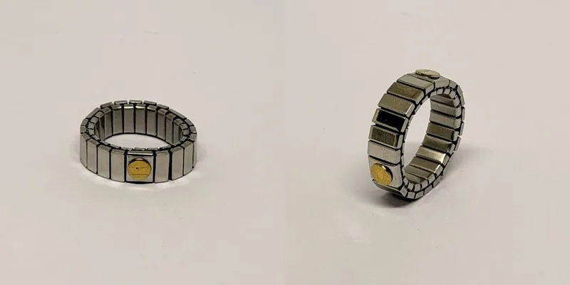 Anel prateado de aro largo em malha articulada com medalhão dourado discreto — ref. ANL0090A